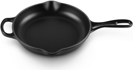 Le Creuset matzwarte geëmailleerde gietijzeren skillet met dubbele schenktuit en vaatwasserbestendige afwerking