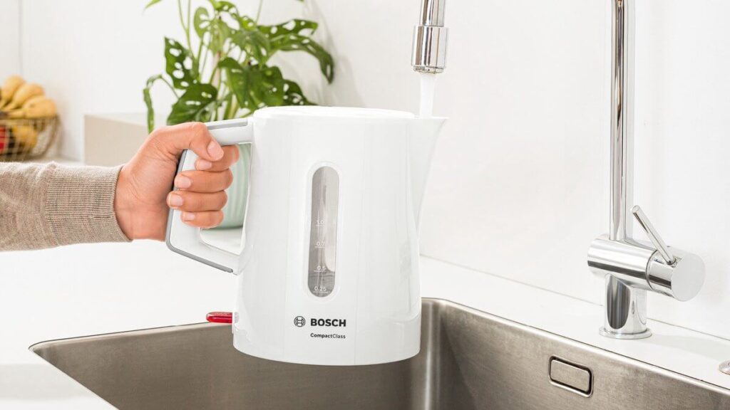 De Bosch TWK3A051 CompactClass Waterkoker bewijst dat grootte niet alles is. Hoewel compact, biedt deze waterkoker uitstekende prestaties met zijn 2400 watt vermogen. 