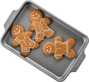 Deze bakplaat van KitchenAid is gemaakt van gealuminiseerd staal en is volledig PFAS-vrij