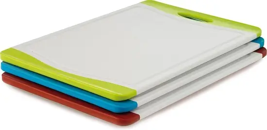 De BK universele snijplank is een veelzijdige en veilige keuze voor elke keuken. Deze set van drie snijplanken is perfect voor het snijden van verschillende soorten voedsel zonder dat smaken en geuren zich mengen. Deze snijplanken zijn zowel BPA- als PFAS-vrij, wat betekent dat je zonder zorgen kunt snijden en bereiden.