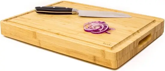 De Budu bamboe snijplank is een stijlvolle en duurzame keuze voor elke keuken. Bamboe staat bekend om zijn milieuvriendelijkheid en antibacteriële eigenschappen, wat het een uitstekend materiaal maakt voor een snijplank. Deze snijplank is volledig vrij van PFAS en BPA, en dankzij het stevige ontwerp blijft hij jarenlang in topconditie, zelfs bij intensief gebruik.